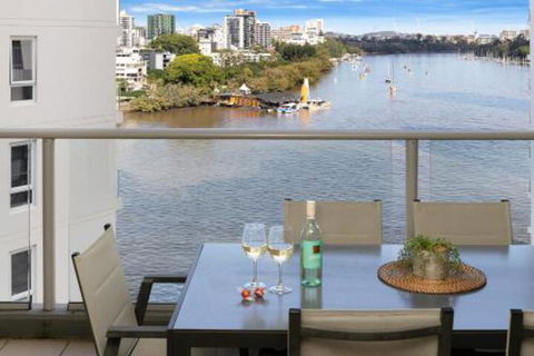 Amazing River View 3 Bedroom Apartment Brisbane CBD Netflix Fast Wifi Carpark - Accommodation Nelson Bay 3