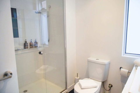 Trendy Modern 2BD Apartment Close To Beach & City - Accommodation Nelson Bay 5