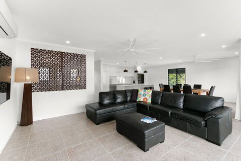 Tropical Beachside Oasis In Clifton Beach - Accommodation Nelson Bay 6