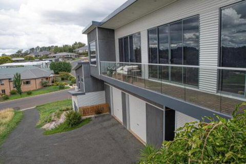 Five Bed Five Bath Five Star View 2 Mins To CBD Wentworth Estate - Accommodation Nelson Bay 5