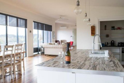 Five Bed Five Bath Five Star View 2 Mins To CBD Wentworth Estate - Accommodation Nelson Bay 3