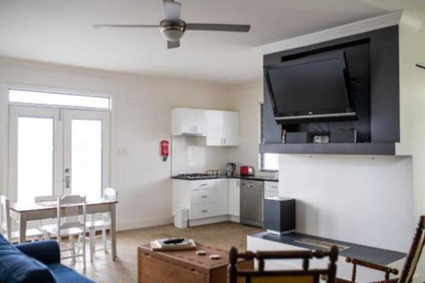 Five Bed Five Bath Five Star View 2 Mins To CBD Wentworth Estate - Accommodation Nelson Bay 7