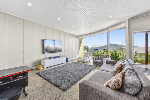 Aloha Waterfront Properties - Accommodation Nelson Bay 6