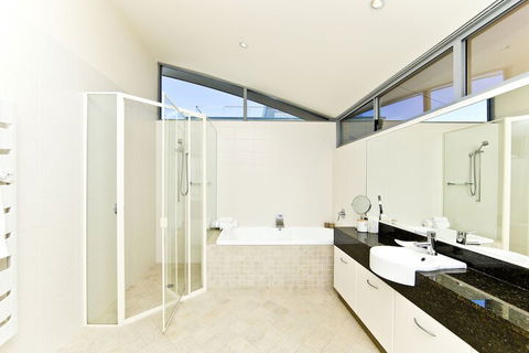 Whale View - Accommodation Nelson Bay 4