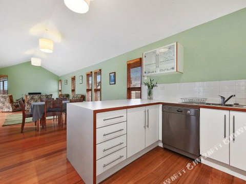Family Friendly Weatherboard Cottage - Accommodation Nelson Bay 0