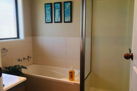 QUEEN BEDROOM FRIENDLY HOME PORTLAND - Accommodation Nelson Bay 3
