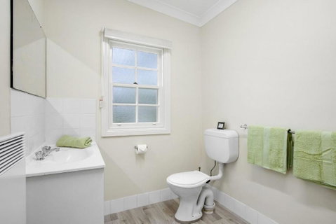 THE TEACHERS COTTAGE - Accommodation Nelson Bay 2