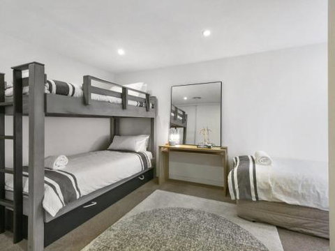 LOUTTIT BAY APARTMENT 2 Main Street With Wifi & Views - Accommodation Nelson Bay 5