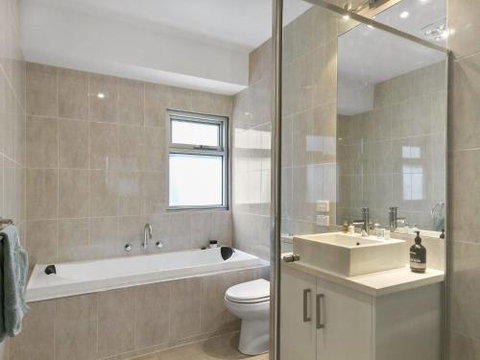 LOUTTIT BAY APARTMENT 2 Main Street With Wifi & Views - Accommodation Nelson Bay 6