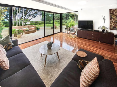 BELLEVUE GARDEN OASIS-hosted By L'Abode - Nelson Bay Accommodation.com 3