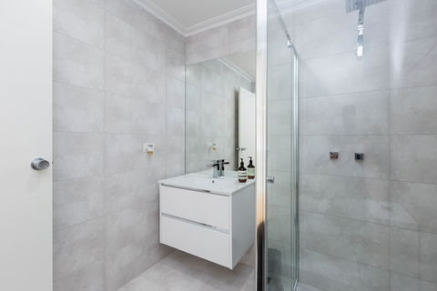 ROLAND, 1BDR Melbourne Apartment - Accommodation Nelson Bay 6
