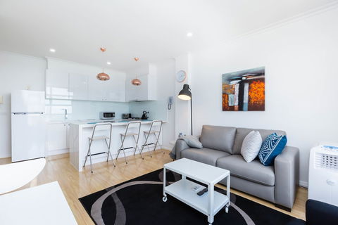ROLAND, 1BDR Melbourne Apartment - Accommodation Nelson Bay 3