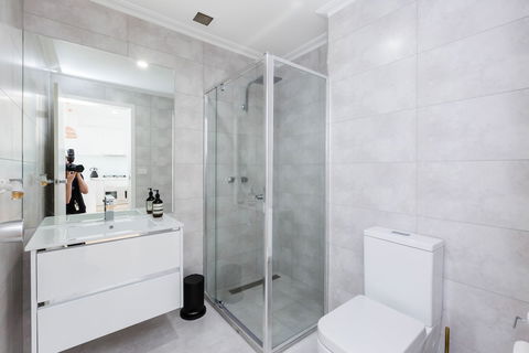 ROLAND, 1BDR Melbourne Apartment - Accommodation Nelson Bay 5