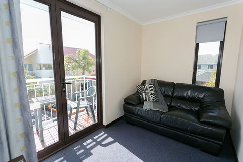 Dolphin Lodge - Accommodation Nelson Bay 2