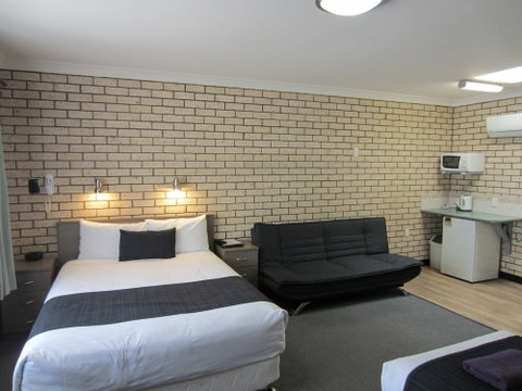 Cowra Crest Motel - Accommodation Nelson Bay 3