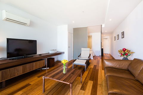 RIVER, 1BDR Melbourne Apartment - Accommodation Nelson Bay 0