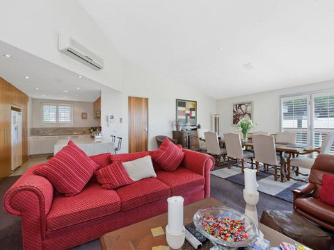 Louvres - Accommodation Nelson Bay 2
