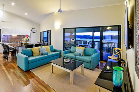 NEWLY BEAUTFULLY RENOVATED 16 The Casuarina 3 Bedroom House With 180 Degree Ocean Views - Accommodation Nelson Bay 6