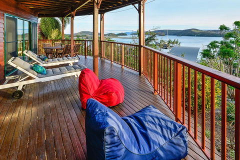 NEWLY BEAUTFULLY RENOVATED 16 The Casuarina 3 Bedroom House With 180 Degree Ocean Views - Accommodation Nelson Bay 4