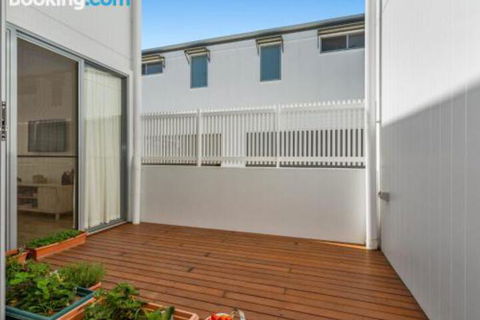 SEASIDE By THE BEACH - Accommodation Nelson Bay 2