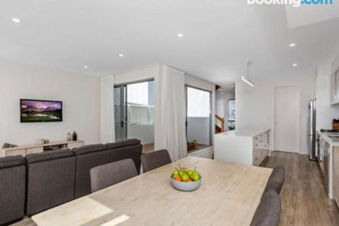 SEASIDE By THE BEACH - Accommodation Nelson Bay 4