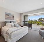 Beachfront by the CC Family friendly plunge pool steps to the beach - Accommodation Nelson Bay