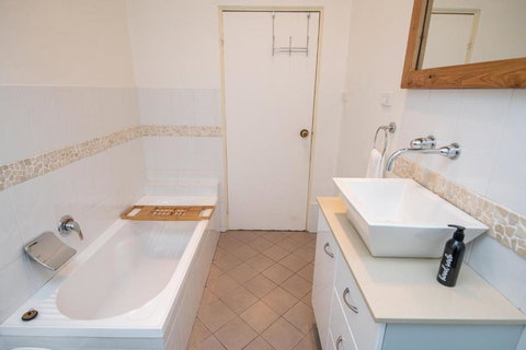 Lords Cottage Charming CBD Home Pet Friendly - Accommodation Nelson Bay 4