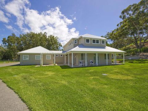 Echo Beach House 16 Reflections Dr Luxurious House With Magnificent Pool & Ducted Air - Accommodation Nelson Bay 0