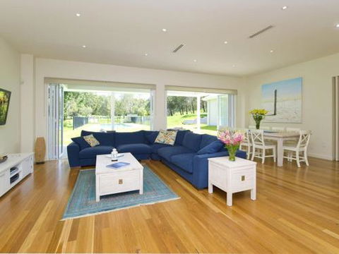 Echo Beach House 16 Reflections Dr Luxurious House With Magnificent Pool & Ducted Air - Accommodation Nelson Bay 5