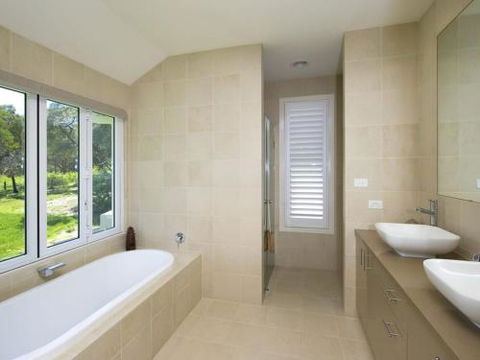 Echo Beach House 16 Reflections Dr Luxurious House With Magnificent Pool & Ducted Air - Accommodation Nelson Bay 4