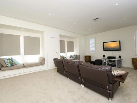Echo Beach House 16 Reflections Dr Luxurious House With Magnificent Pool & Ducted Air - Accommodation Nelson Bay 3