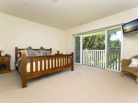 Echo Beach House 16 Reflections Dr Luxurious House With Magnificent Pool & Ducted Air - Accommodation Nelson Bay 1