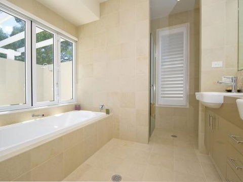 Echo Beach House 16 Reflections Dr Luxurious House With Magnificent Pool & Ducted Air - Accommodation Nelson Bay 6