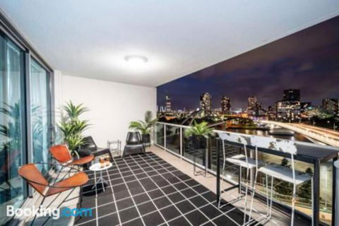 3br Stylish Apt CBD River & City Views SpaSaunaPoolWIFINetflix - Accommodation Nelson Bay 0
