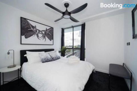 3br Stylish Apt CBD River & City Views SpaSaunaPoolWIFINetflix - Accommodation Nelson Bay 5