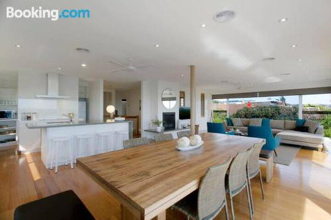 Anchor Beachfront Retreat - Accommodation Nelson Bay 4