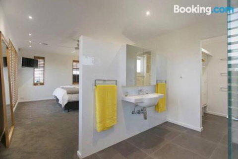 Anchor Beachfront Retreat - Accommodation Nelson Bay 3