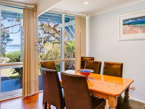 SORRENTO LAKESIDE Sanctuary Point 4pm Check Out Sundays - Accommodation Nelson Bay 3