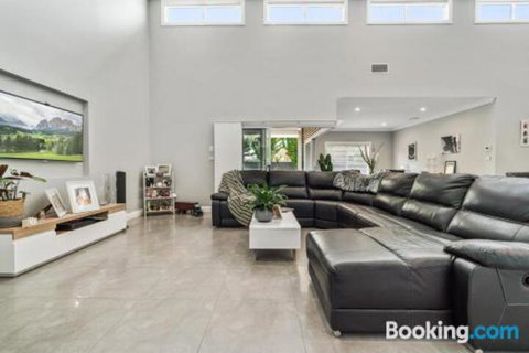 Wentworth Estate 5 Bedroom Luxury Home Sleeps 12 - Accommodation Nelson Bay 3