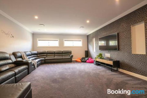 Wentworth Estate 5 Bedroom Luxury Home Sleeps 12 - Accommodation Nelson Bay 0