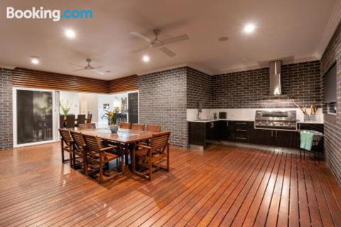 Wentworth Estate 5 Bedroom Luxury Home Sleeps 12 - Accommodation Nelson Bay 5