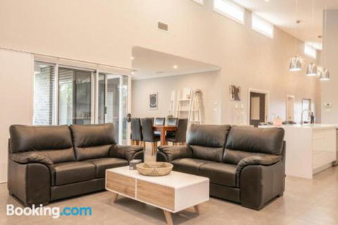 Wentworth Estate 5 Bedroom Luxury Home Sleeps 12 - Accommodation Nelson Bay 4