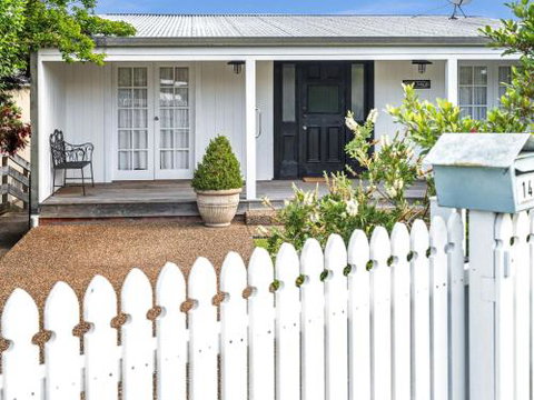 VINCES LANDING OLD EROWAL BAY 4pm Check Out Sundays - Accommodation Nelson Bay 3