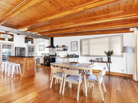 VINCES LANDING OLD EROWAL BAY 4pm Check Out Sundays - Accommodation Nelson Bay 5