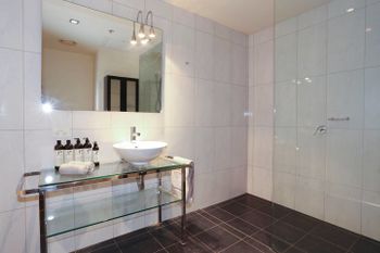 2 Beds 2 Baths FREE Car Park. Behind State Library - Accommodation Nelson Bay 5