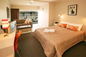 Discovery Cairns - Accommodation Nelson Bay 3