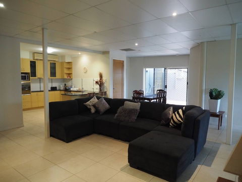 Queen Room With Airport Transfers Or Car Rental - Accommodation Nelson Bay 6