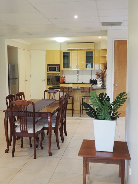 Queen Room With Airport Transfers Or Car Rental - Accommodation Nelson Bay 3