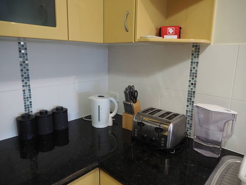 Queen Room With Airport Transfers Or Car Rental - Accommodation Nelson Bay 2