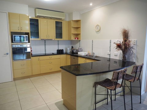 Queen Room With Airport Transfers Or Car Rental - Accommodation Nelson Bay 4